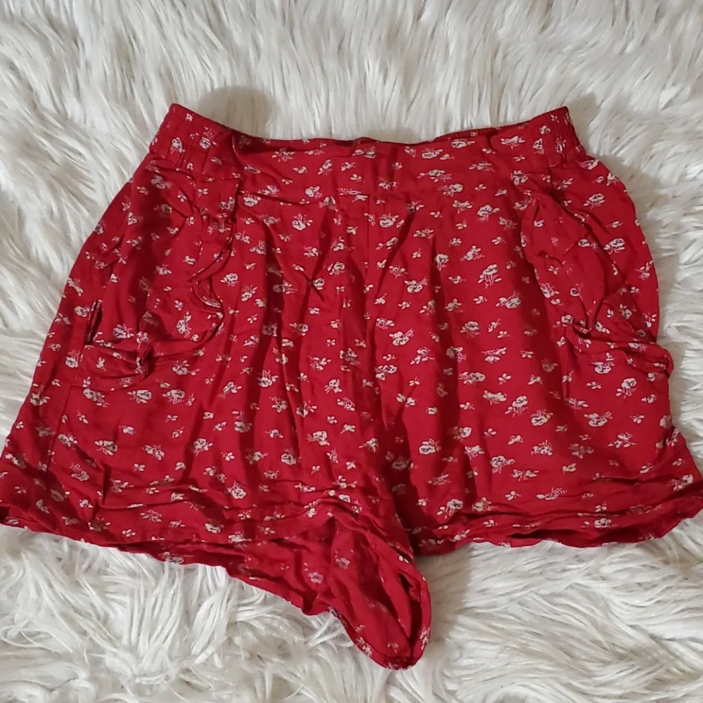 **Kimchi Blue Red Floral Ruffle Shorts – Size S**